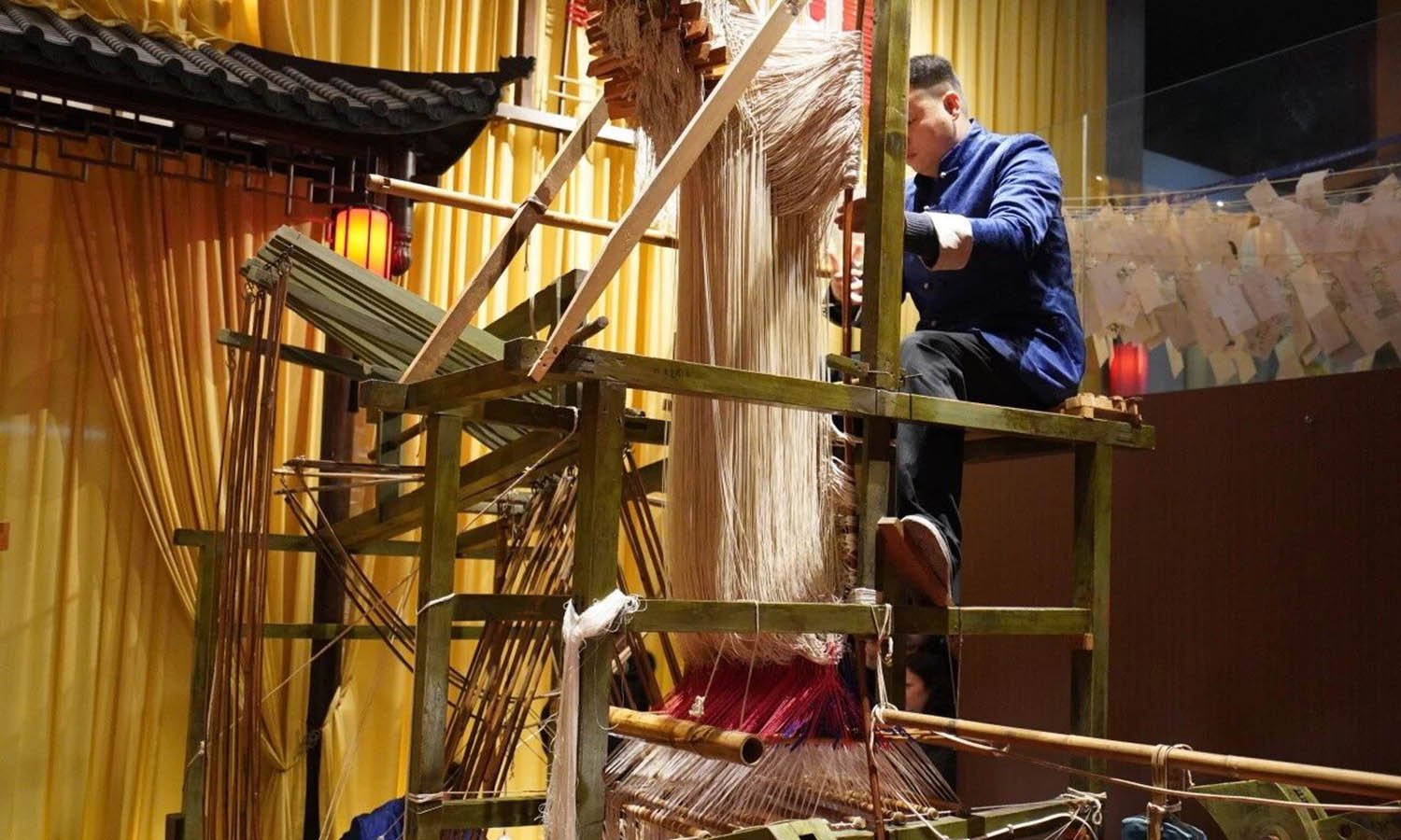 Shu Embroidery — A Thousand-Year Dialogue Between Silk, Art, and Culture - Dear Eastern Lynn